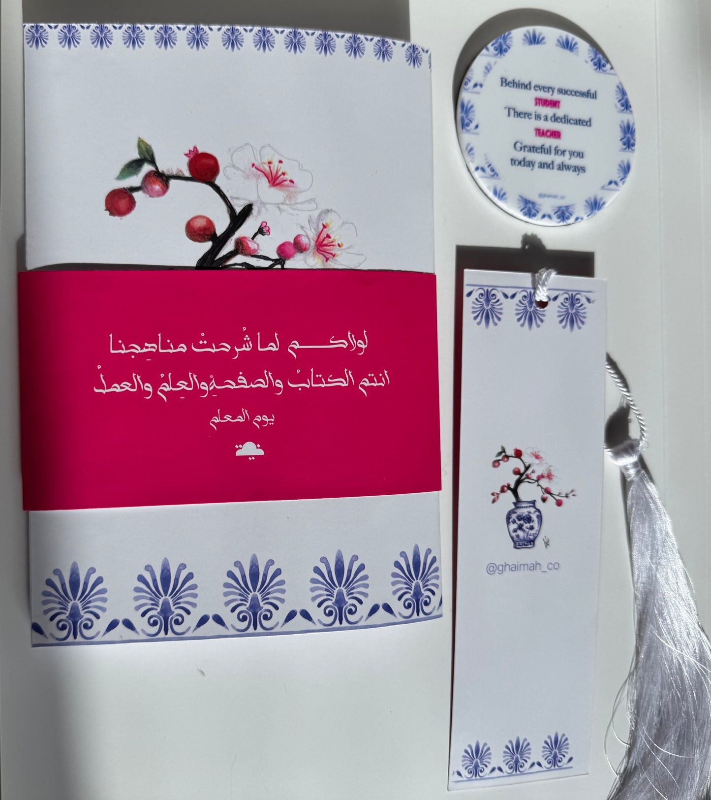 فاصل ودفتر ومغناطيس